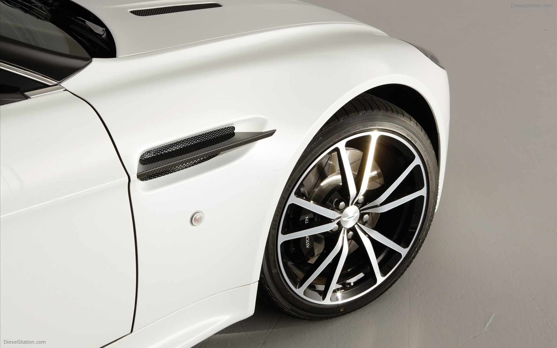 Aston Martin V8 Vantage N420 2011
